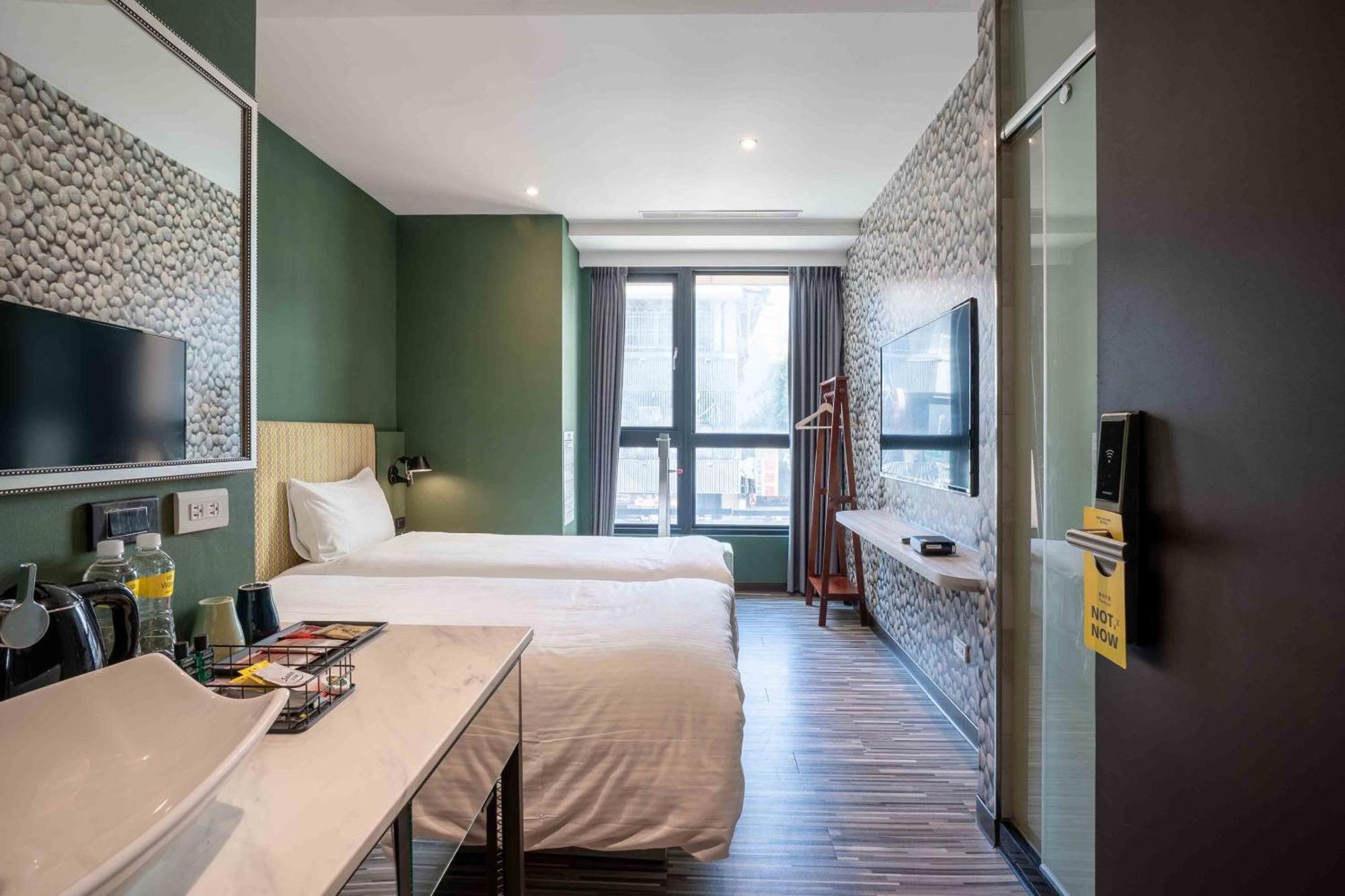 CHECK inn Taichung Ziyou Exterior foto