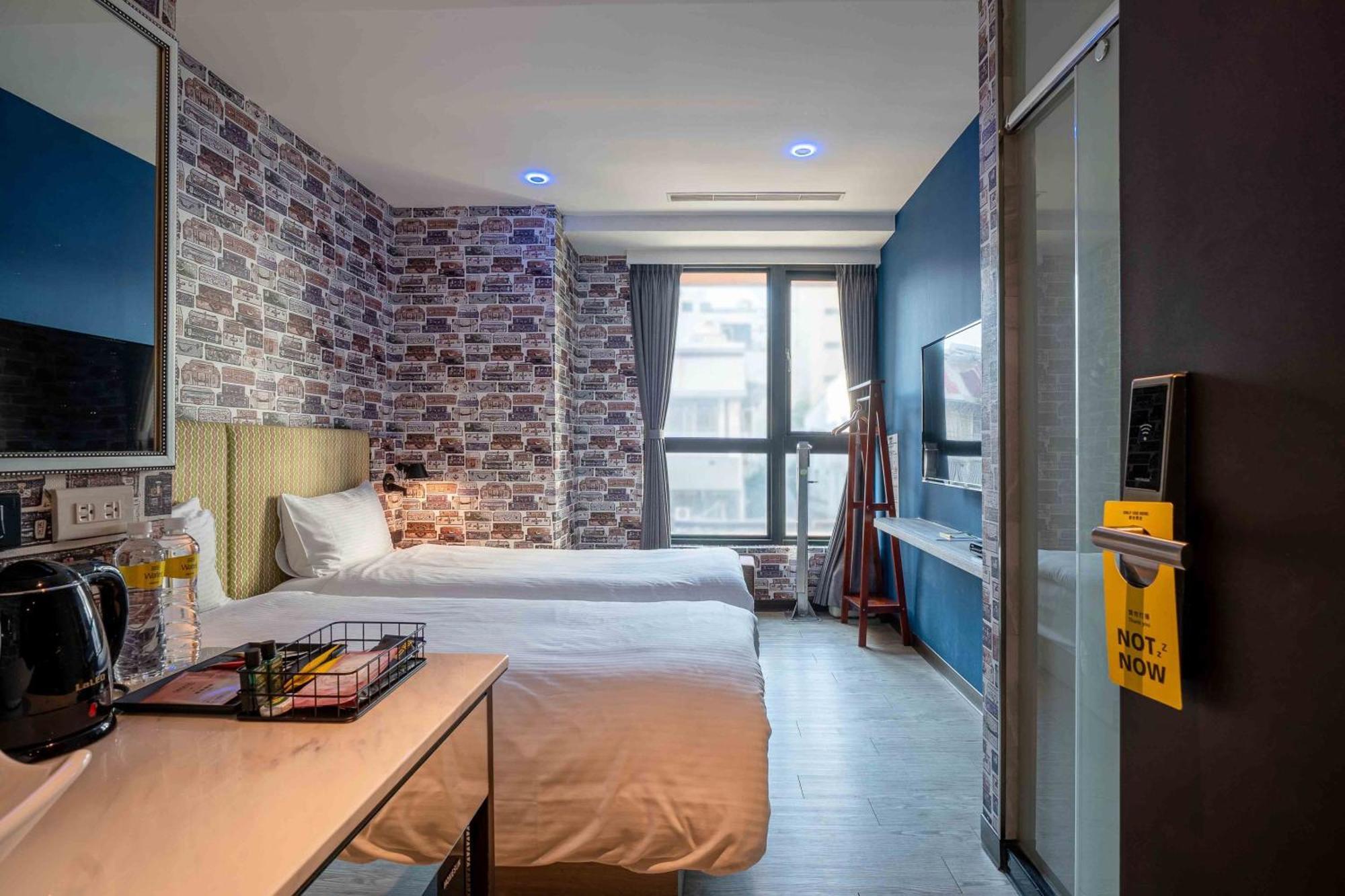 CHECK inn Taichung Ziyou Exterior foto