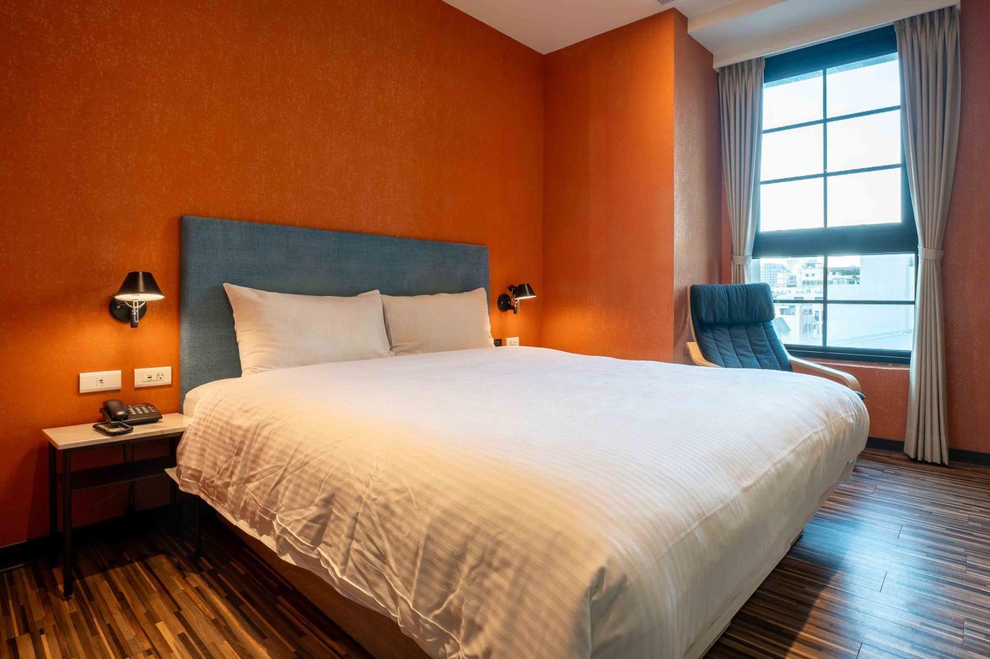 CHECK inn Taichung Ziyou Exterior foto