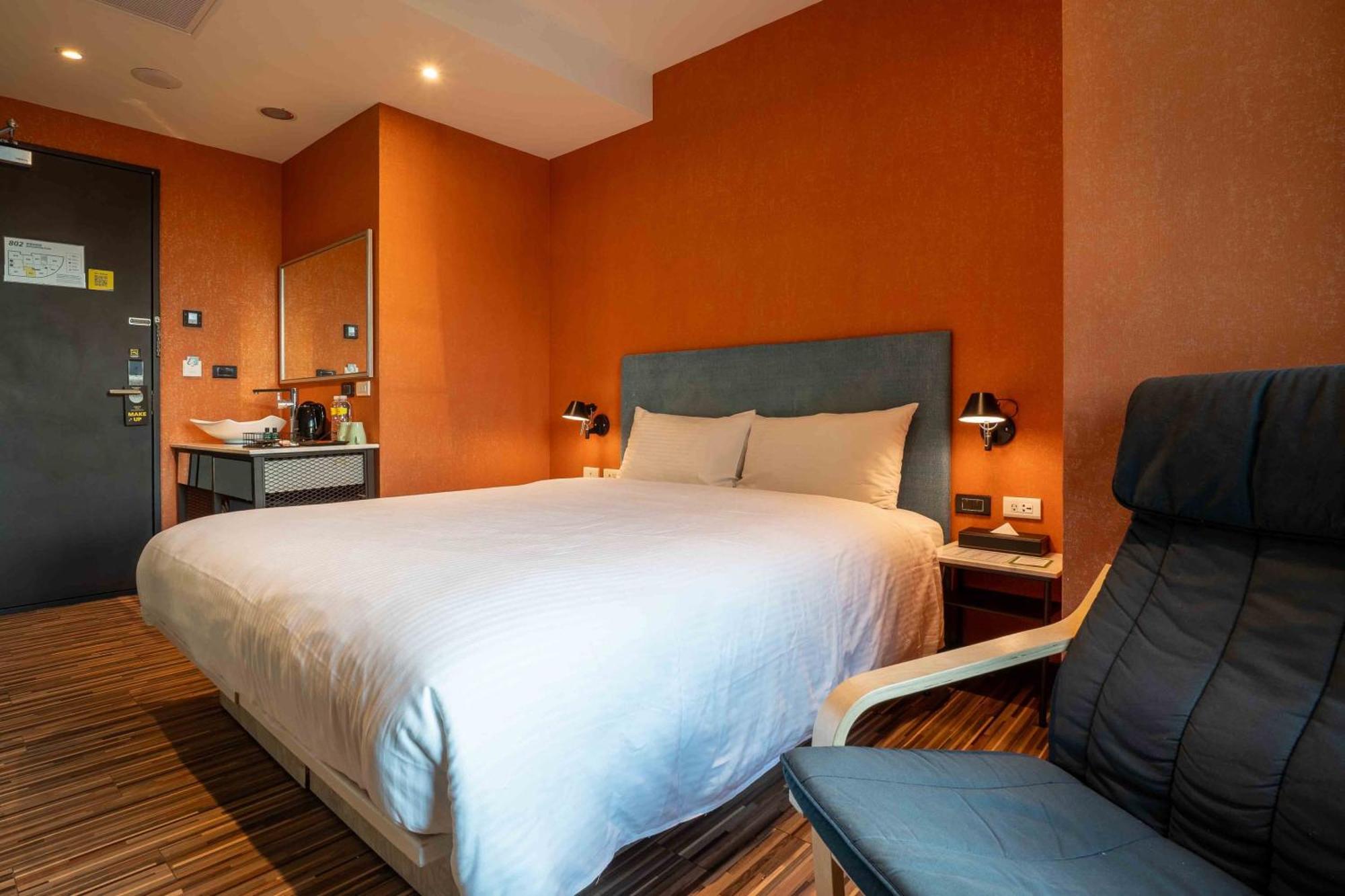 CHECK inn Taichung Ziyou Exterior foto
