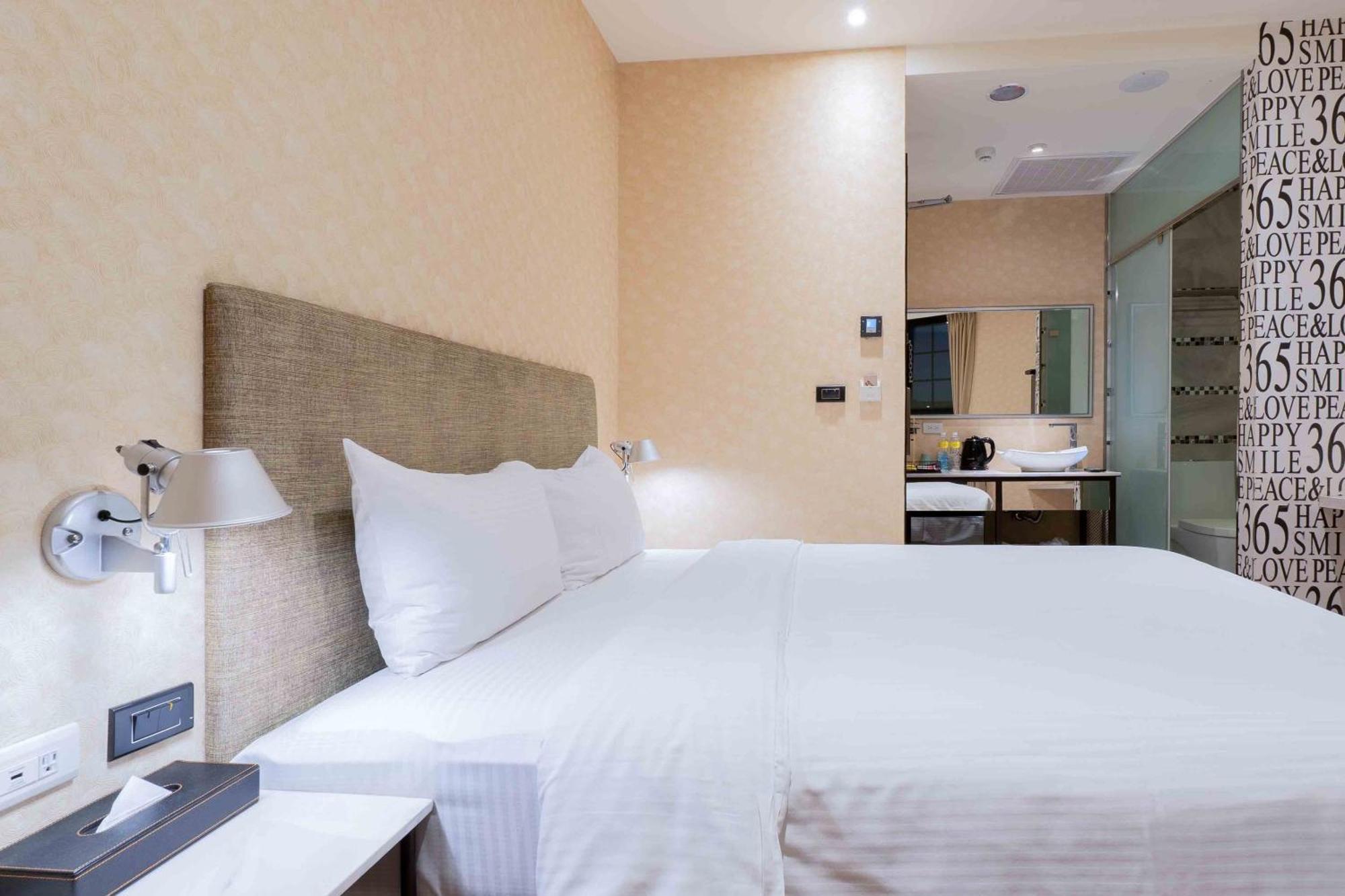 CHECK inn Taichung Ziyou Exterior foto