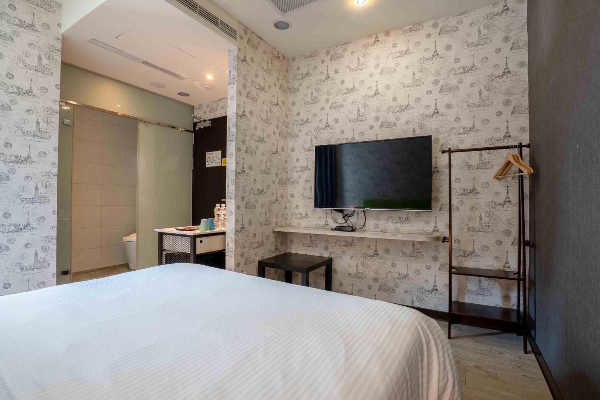 CHECK inn Taichung Ziyou Exterior foto