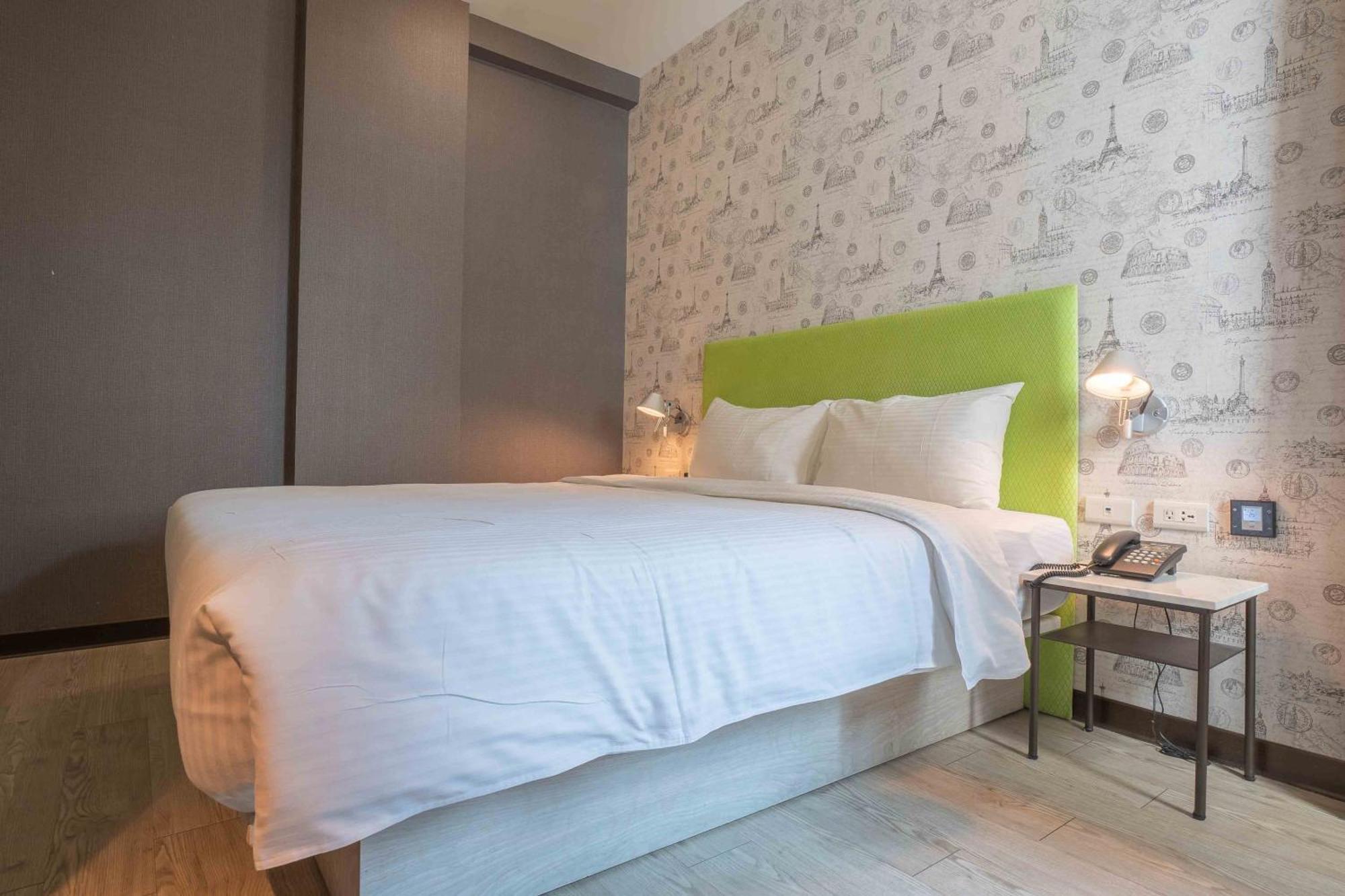 CHECK inn Taichung Ziyou Exterior foto