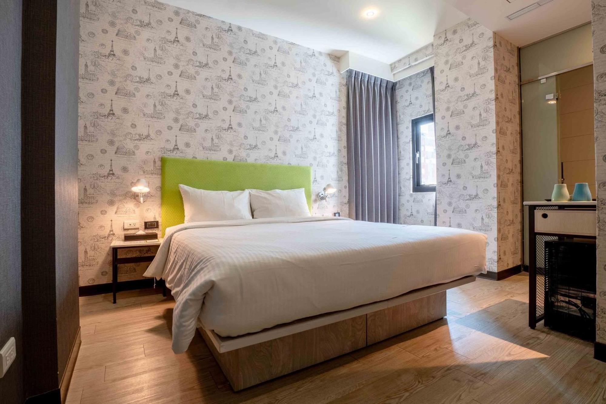 CHECK inn Taichung Ziyou Exterior foto