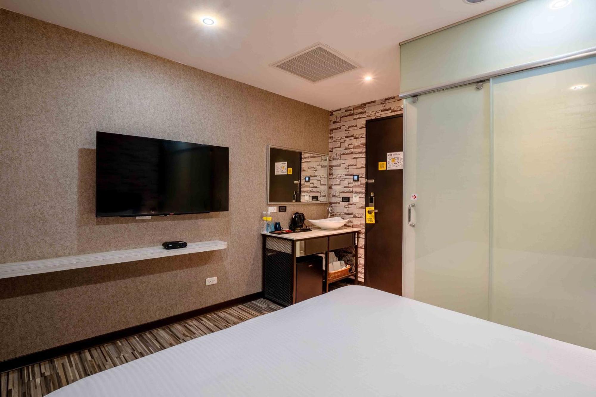 CHECK inn Taichung Ziyou Exterior foto