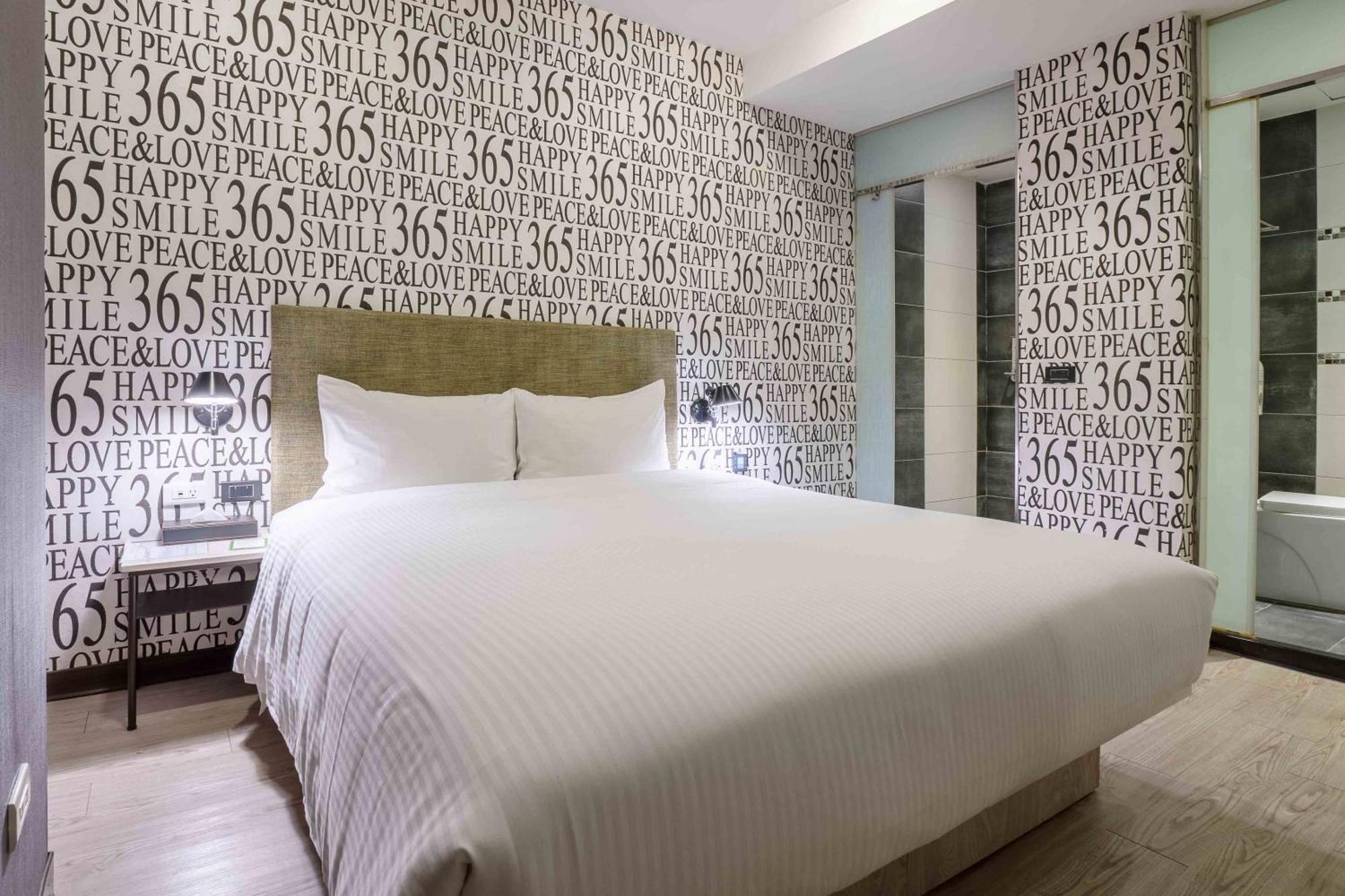 CHECK inn Taichung Ziyou Exterior foto