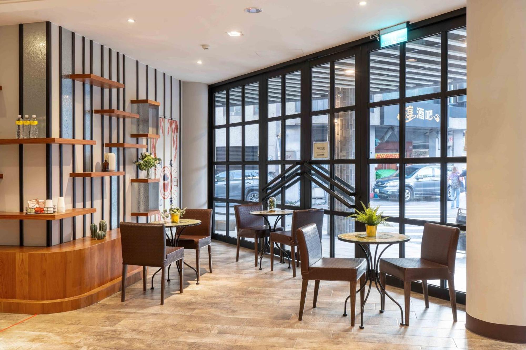 CHECK inn Taichung Ziyou Exterior foto